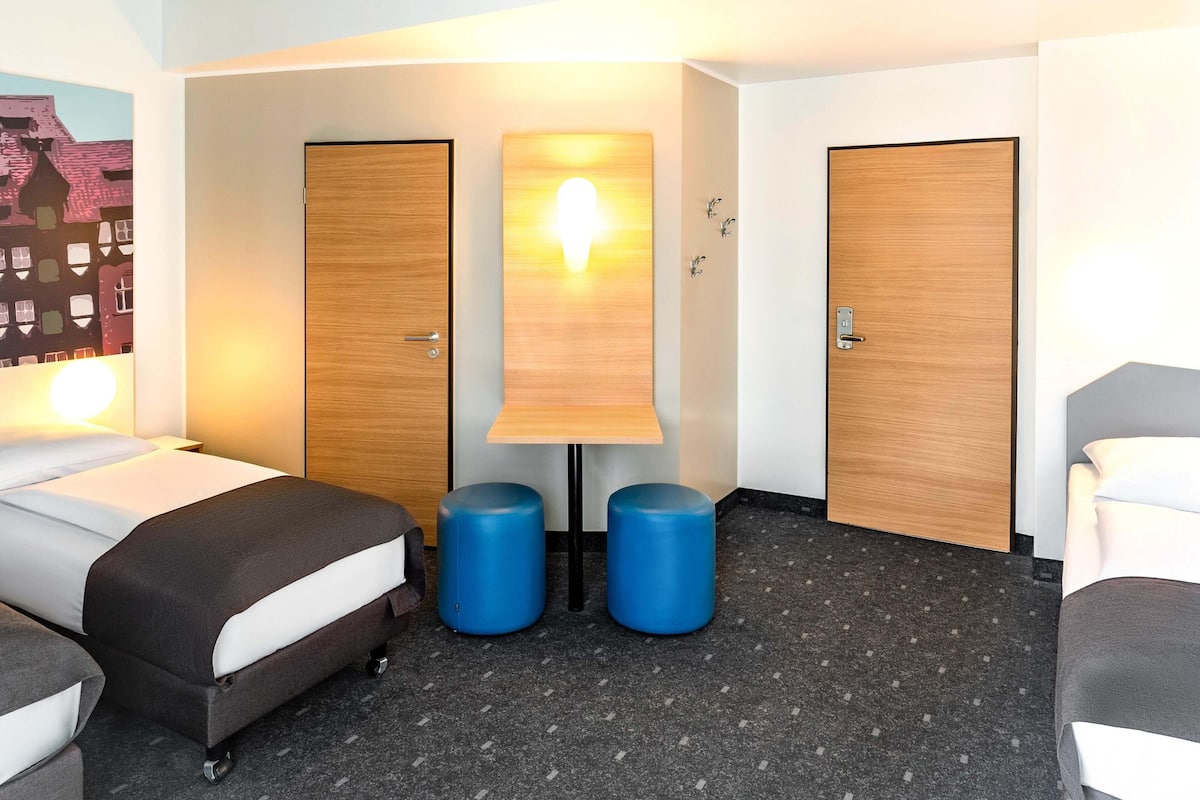 Kolmen hengen huone | Allergiatestatut vuodevaatteet, työpöytä, ilmainen Wi-Fi, vuodevaatteet