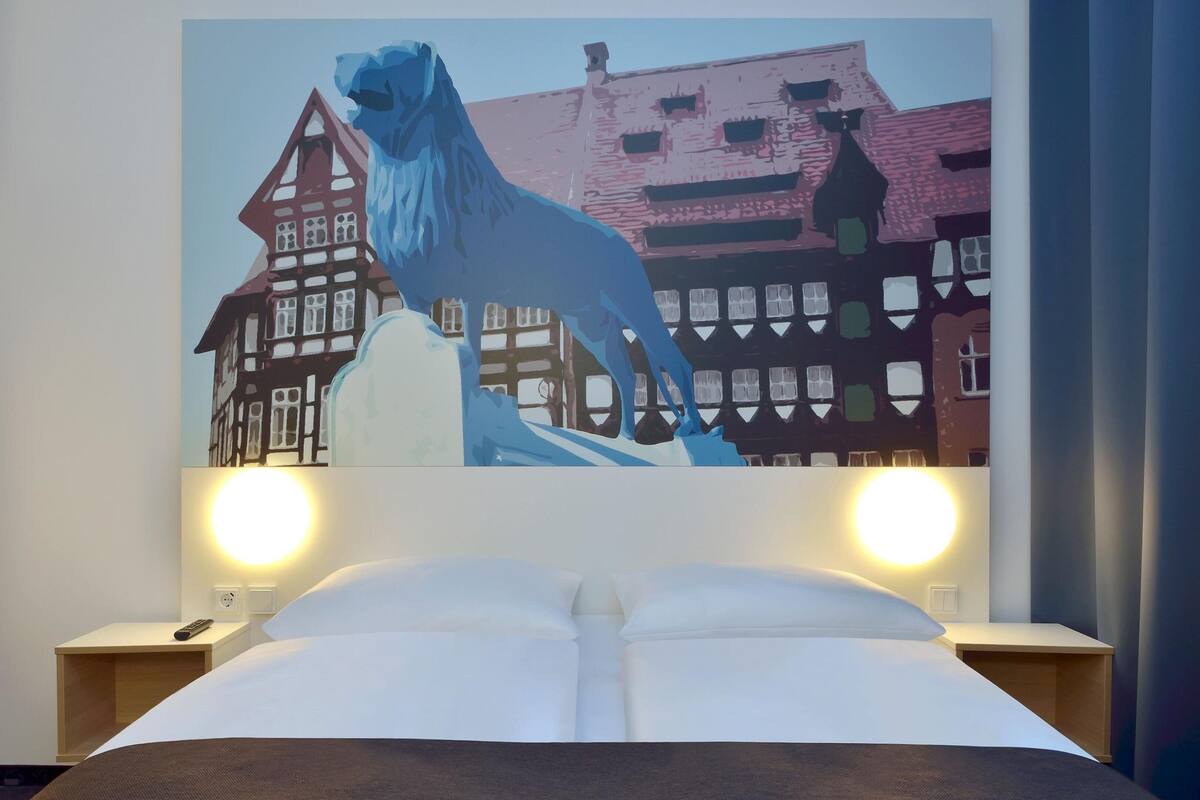Hypo-allergenic bedding, desk, free WiFi, bed sheets