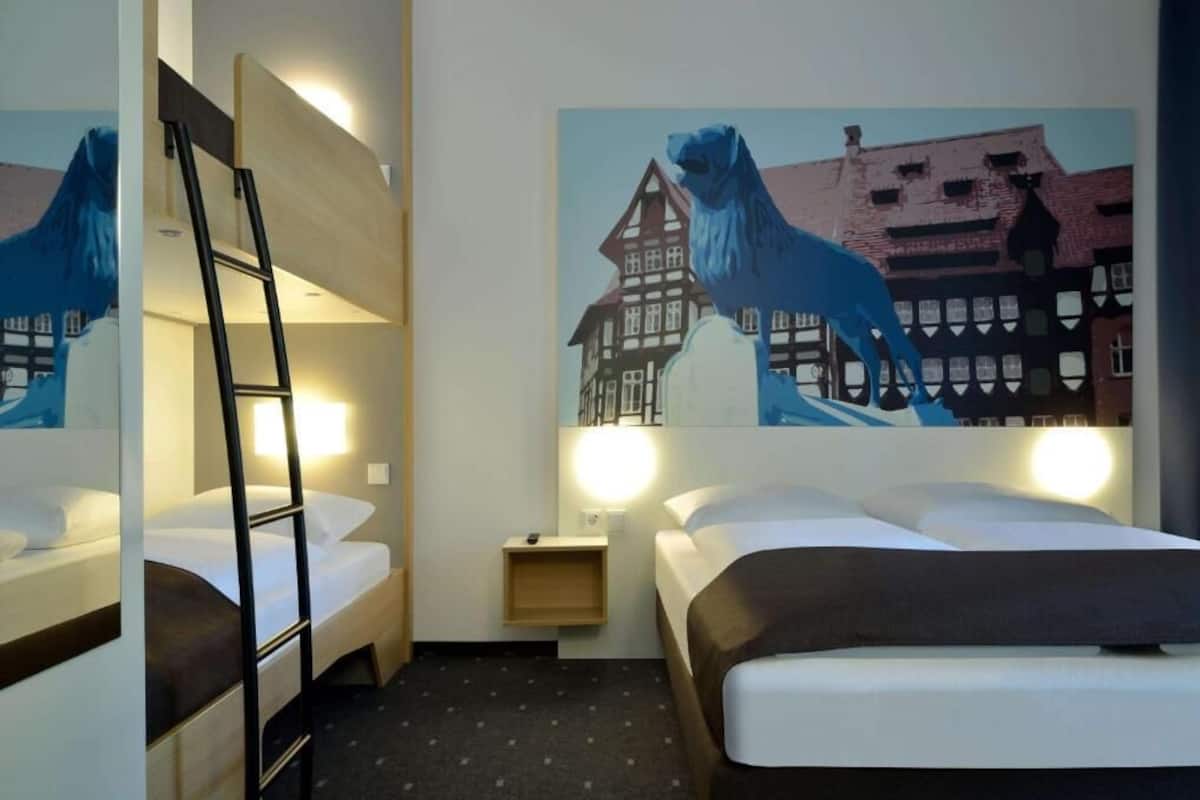 Hypo-allergenic bedding, desk, free WiFi, bed sheets