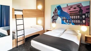 Kamar Quadruple | Seprai antialergi, meja kerja, Wi-Fi gratis, dan seprai linen