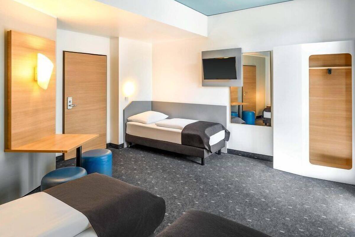 Hypo-allergenic bedding, desk, free WiFi, bed sheets