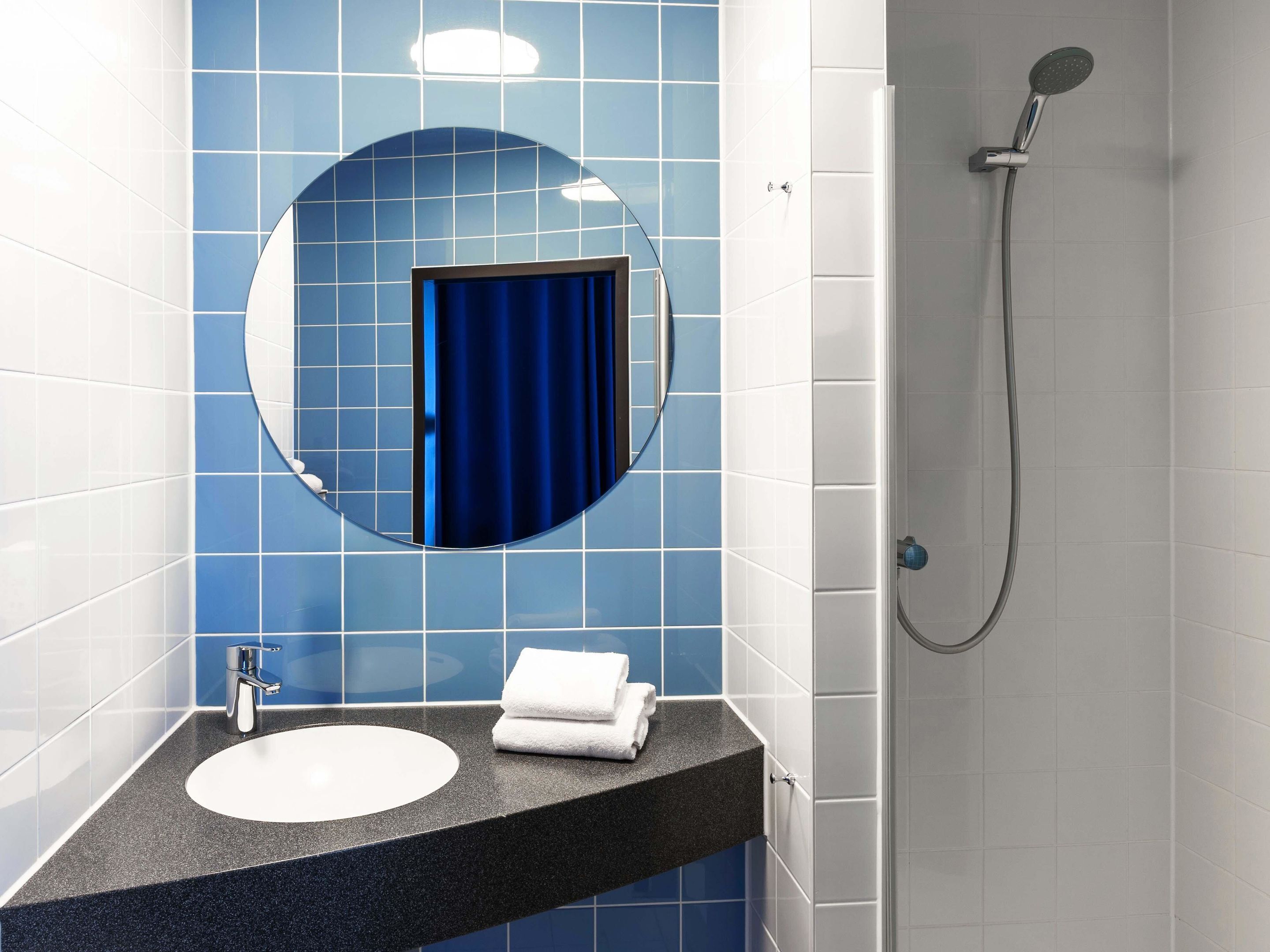 Suihku, hiustenkuivaaja, pyyhkeet, saippua