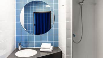 Ducha, secador de pelo, toallas y jabón