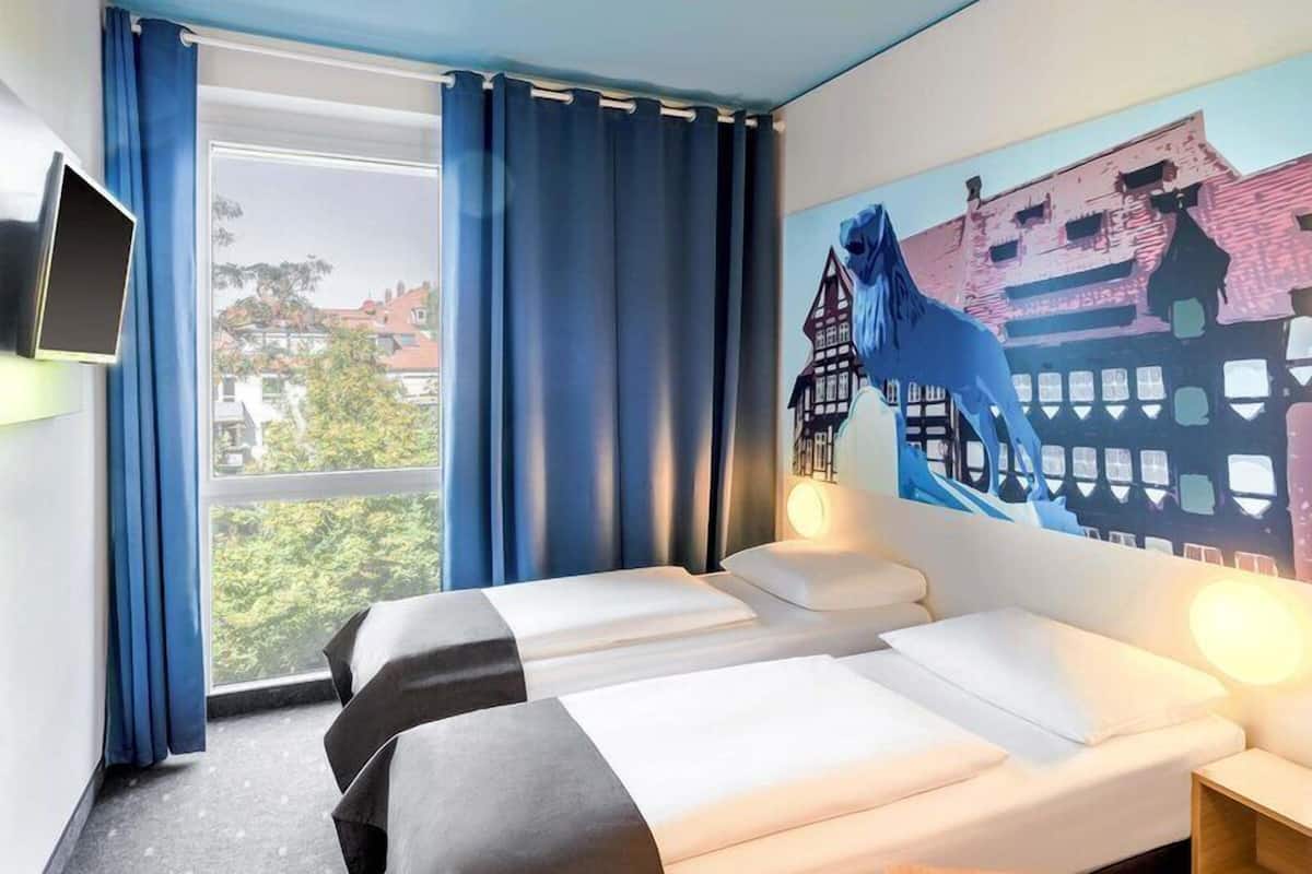 Hypo-allergenic bedding, desk, free WiFi, bed sheets