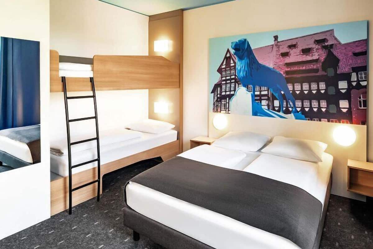 Hypo-allergenic bedding, desk, free WiFi, bed sheets