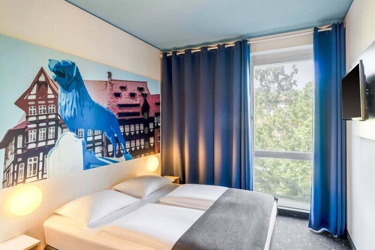 Hypo-allergenic bedding, desk, free WiFi, bed sheets