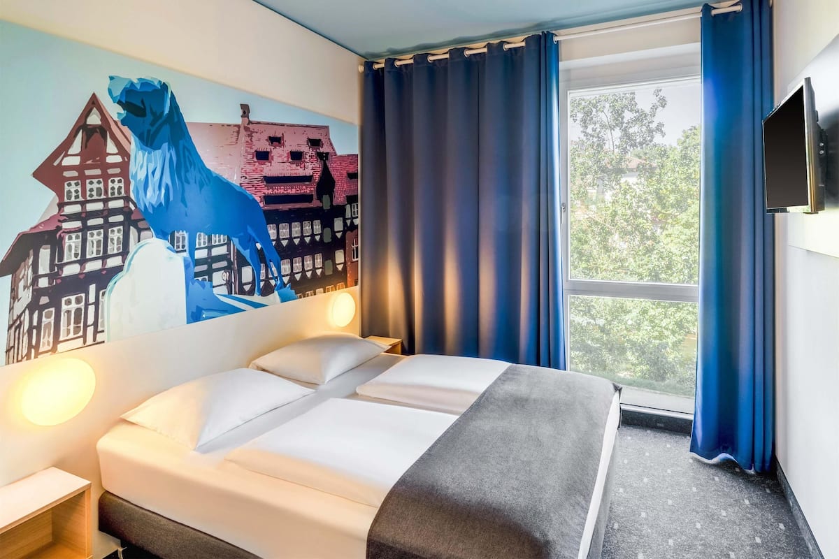 1 bedroom, hypo-allergenic bedding, desk, free WiFi