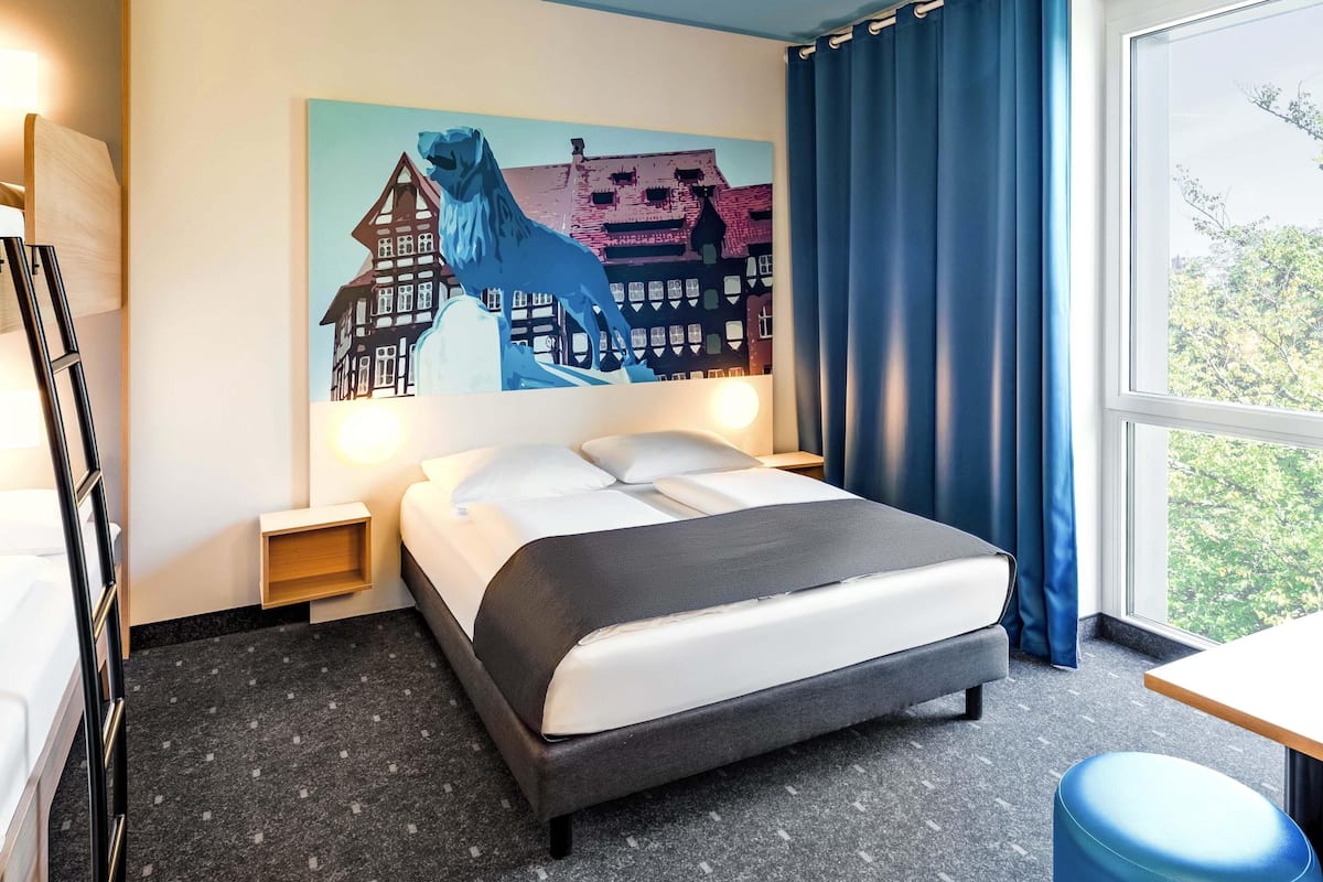 Neljän hengen huone | Allergiatestatut vuodevaatteet, työpöytä, ilmainen Wi-Fi, vuodevaatteet