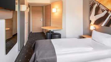 Hypo-allergenic bedding, desk, soundproofing, free WiFi