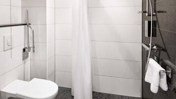 Een douche, een haardroger, zeep, shampoo