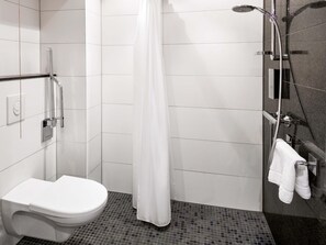 Shower, hair dryer, soap, shampoo - B&B Hotel Offenbach-Süd (Offenbach am Main)