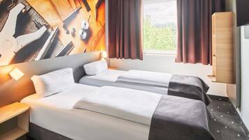 Twin kamer | Hypoallergeen beddengoed, een bureau, geluiddichte muren, gratis wifi