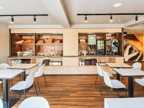 Tägliches Frühstücksbuffet (13.9 EUR pro Person)