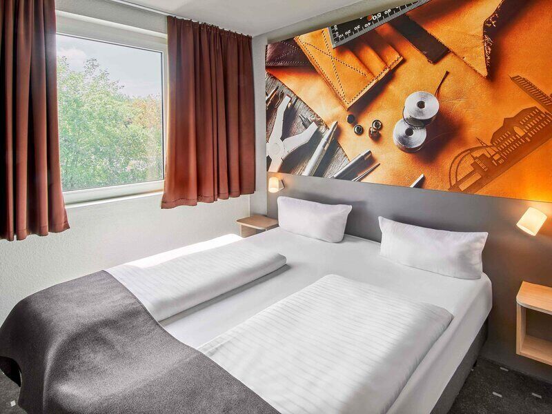 Hypo-allergenic bedding available, desk, soundproofing, WiFi (free)