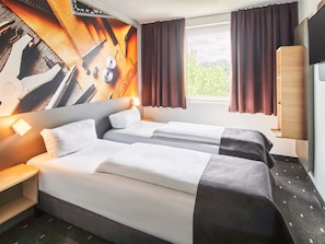 Hypo-allergenic bedding, desk, soundproofing, free WiFi