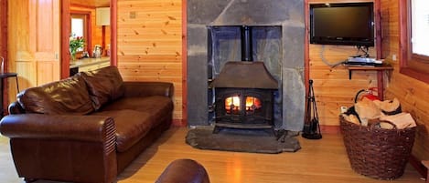 Cabana standard | Área de estar | TV de tela plana 32 polegadas com canais digitais, TV