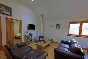 32-inch flat-screen TV with digital channels, TV - Cairngorm Lodges (Aboyne)