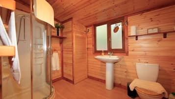 Woodcutters Cabin | Bathroom | Shower, towels