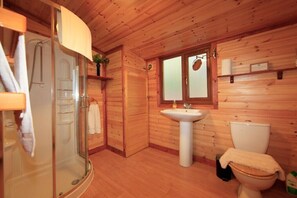 Woodcutters Cabin | Bathroom | Shower, towels - Cairngorm Lodges (Aboyne)