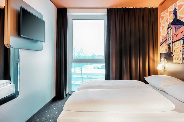 Desk, soundproofing, free WiFi, bed sheets