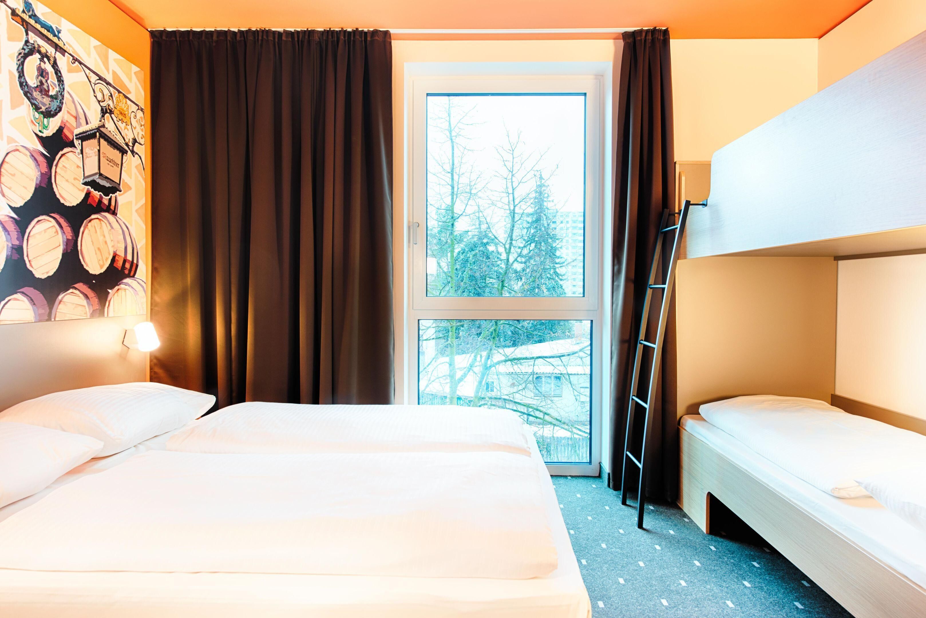 Een bureau, geluiddichte muren, gratis wifi, beddengoed