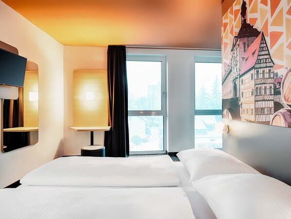 Desk, soundproofing, free WiFi, bed sheets