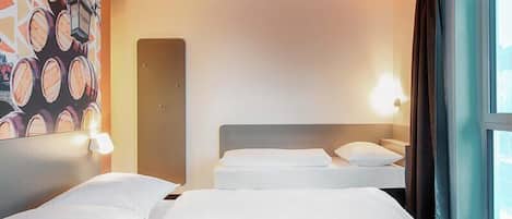 Desk, soundproofing, WiFi (free), bed sheets
