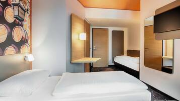 Quarto triplo | Escrivaninha, quartos à prova de som, Wi-Fi de cortesia, roupa de cama