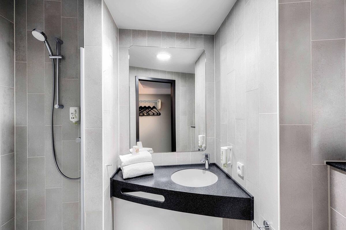 1 bedroom, desk, soundproofing, free wifi