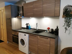 Een koelkast, een microgolfoven, een oven, een vaatwasser