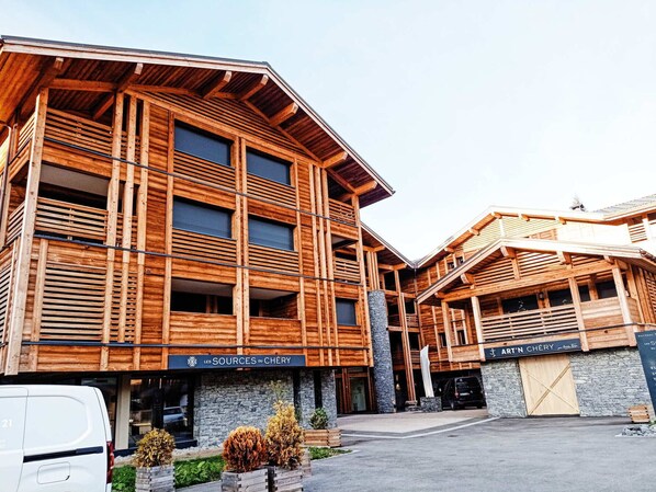 Exterior - Bright apartment near center with secure parking (Les Gets)