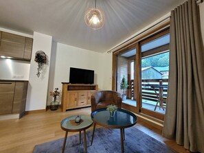 TV - Bright apartment near center with secure parking (Les Gets)