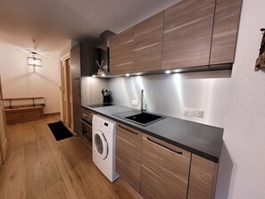 Jääkaappi, mikroaaltouuni, uuni, astianpesukone