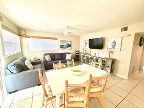 Smart-tv, tafelvoetbal, boeken en een stereo