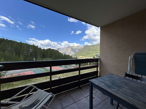 Ski-in/Ski-out Apt for 6, Pets Welcome, Parking Included