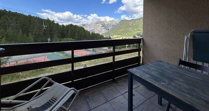 Ski-in/Ski-out Apt for 6, Pets Welcome, Parking Included
