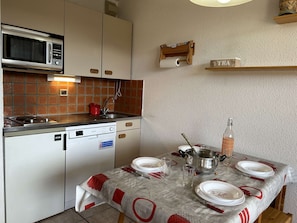 Réfrigérateur, micro-ondes, plaque de cuisson, lave-vaisselle