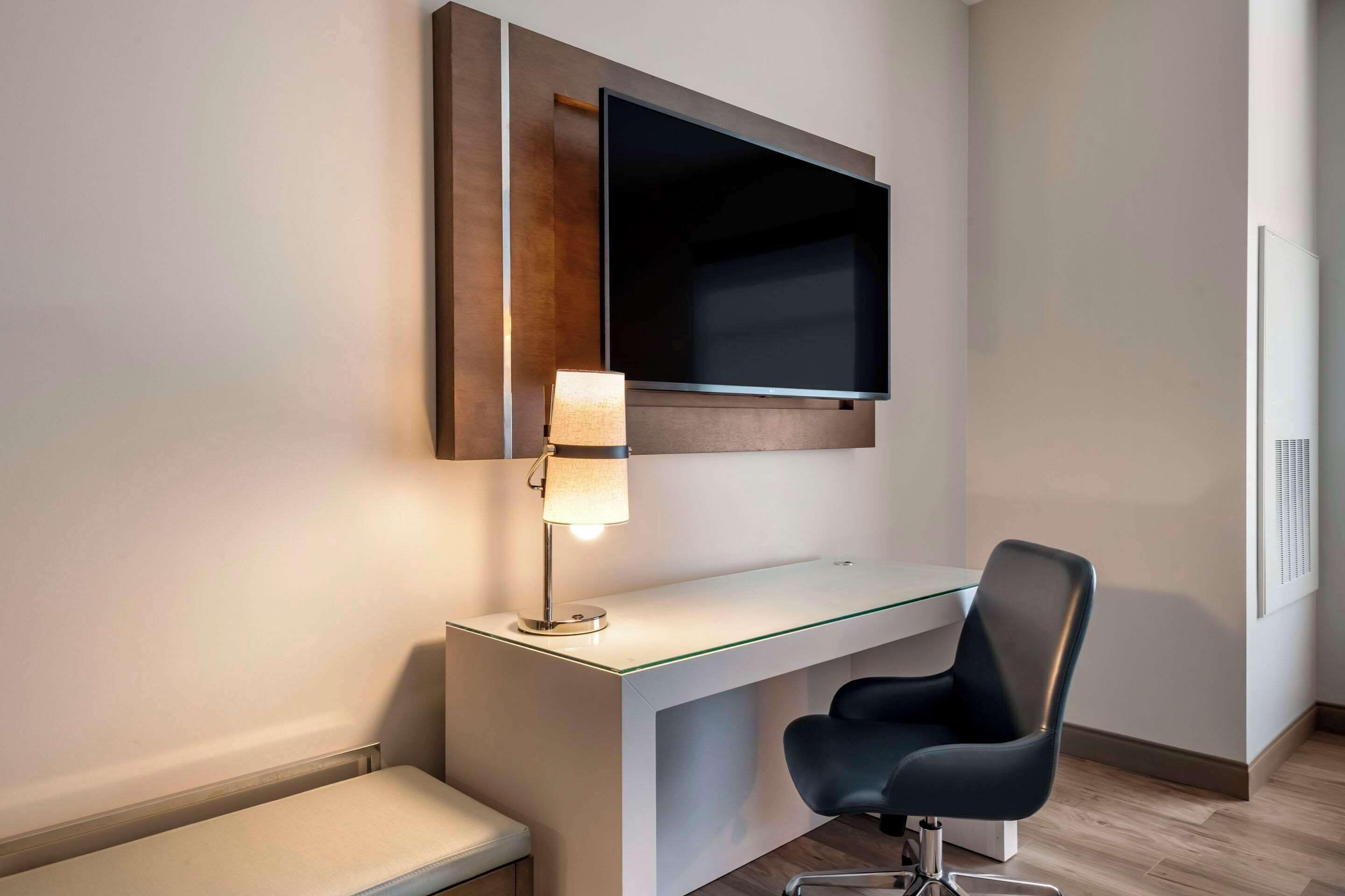 standard single room, 1 king bed, non smoking | 1 bedroom, individually furnished, desk, laptop workspace