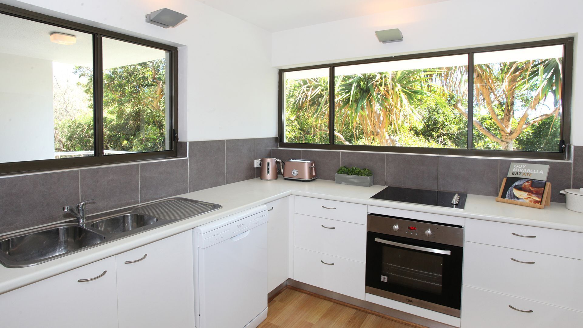Windmill 4 - Two Bedroom Beachside Apartment on Parkyn Parade! — image 10