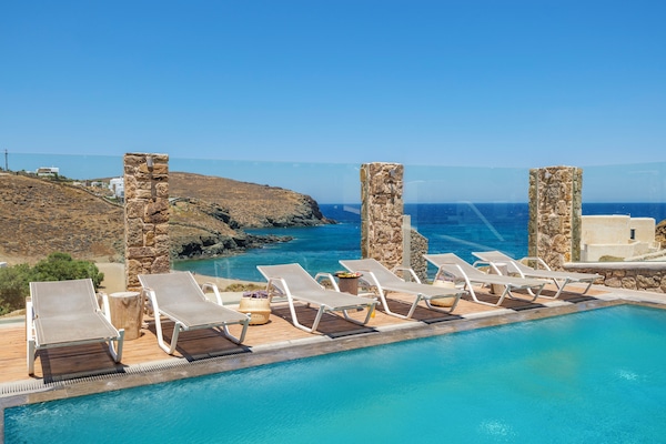 Vil·la Club, piscina privada, vistes al mar | 1 dormitori, llençols de cotó egipci i roba de llit d'alta qualitat