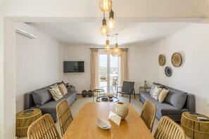 Villa « Premier », bain à remous, vue mer | Salle de séjour | TV connectée, Netflix, livres, services de streaming