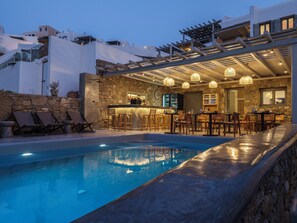 Bar en bord de piscine