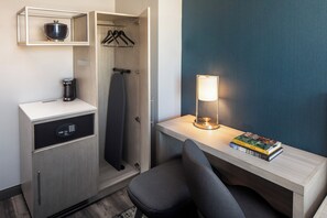 Habitación, 1 cama de matrimonio grande | Edredones de plumas, colchones con acolchado adicional, caja fuerte