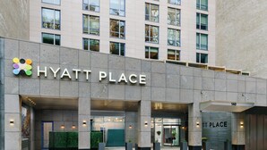 A modern building with the sign 'HYATT PLACE' indicating a hotel. - Hyatt Place New York / Chelsea (New York)
