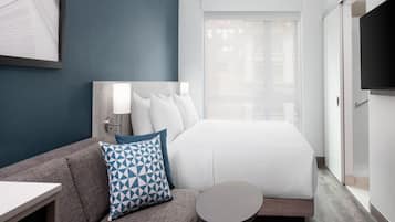 룸, 킹사이즈침대 1개, 장애인 지원 (Roll-In Shower) | 오리/거위털 이불, 필로우탑 침대, 객실 내 금고, 각각 다르게 가구 비치