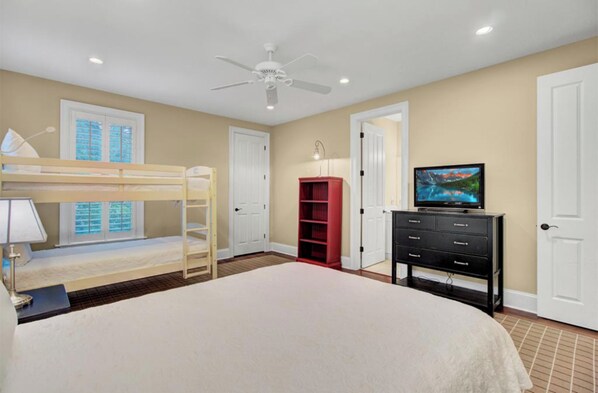 6 bedrooms, iron/ironing board, free WiFi, bed sheets