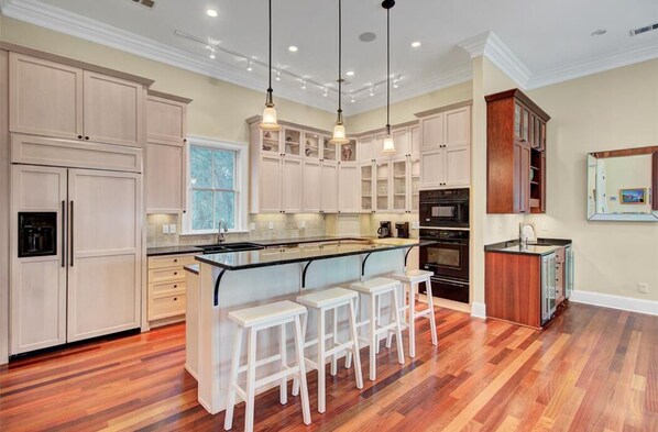 Fridge, microwave, oven, stovetop - 13 57th Avenue by AvantStay | Rooftop, Decks + Pool! (Isle of Palms)