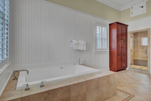 Combined shower/tub, hair dryer, towels - 13 57th Avenue by AvantStay | Rooftop, Decks + Pool! (Isle of Palms)