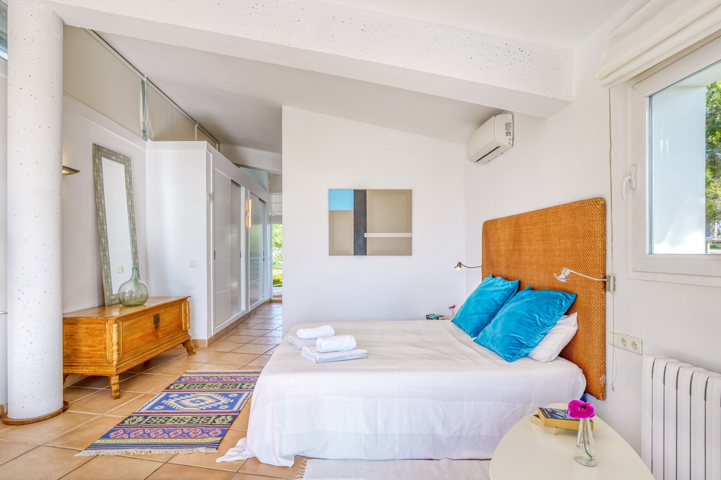 4 bedrooms, iron/ironing board, free WiFi, bed sheets