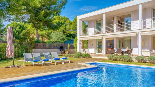 Une maison moderne à deux étages dotée d’une piscine, d’un espace salon extérieur et d’un balcon.
